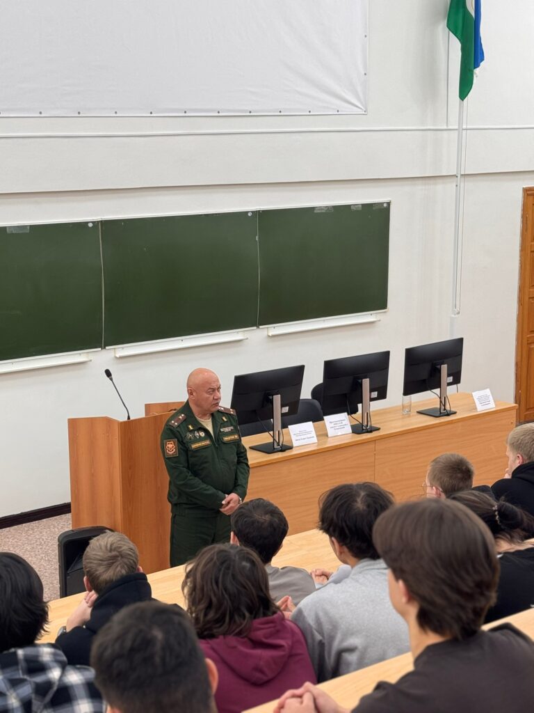 Юношей с представителем Военного комиссариата